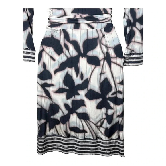 1298. BCBG MAXAZRIA WRAP DRESS WITH TIE SIZE XSMALL‎ UNIQUE PATTERN PLUNGE NECK - Picture 8 of 9